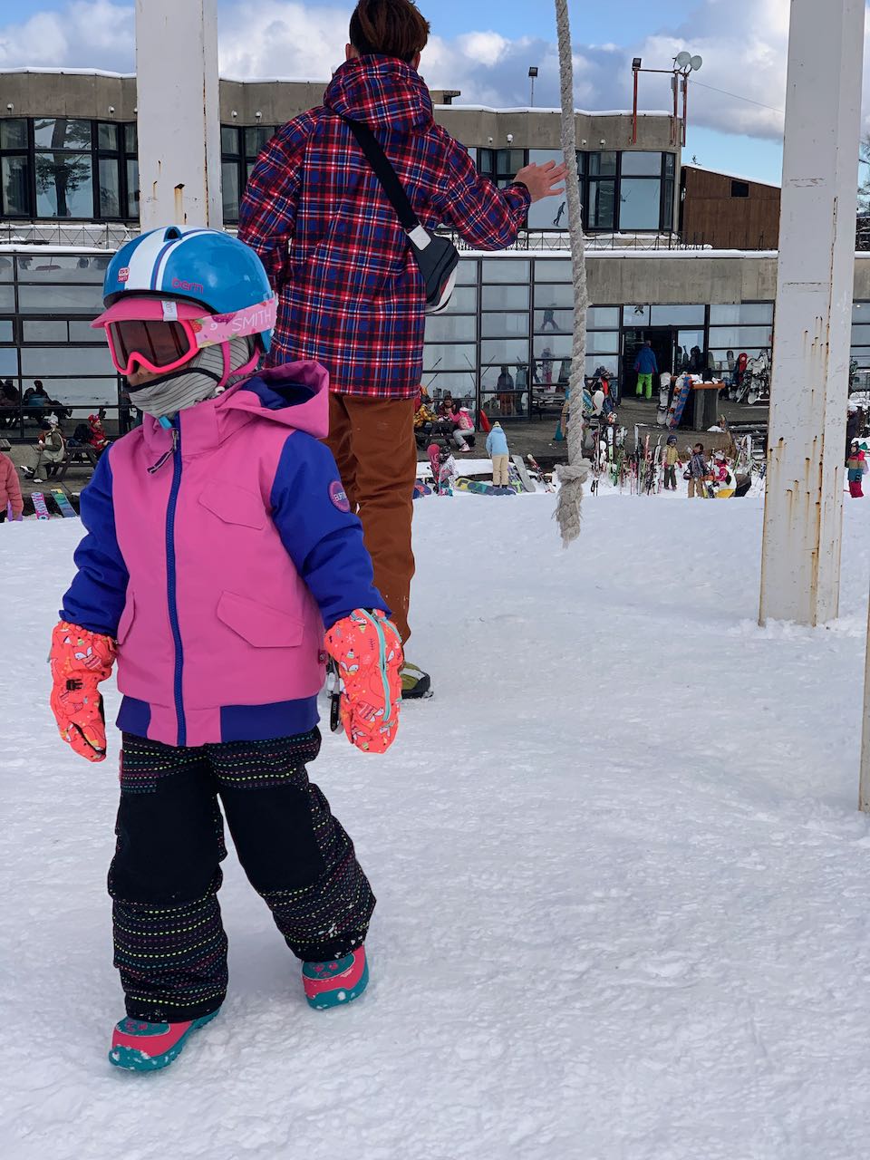 子供のスノーボードウェアは「つなぎ」か「ジャケットパンツ」か 