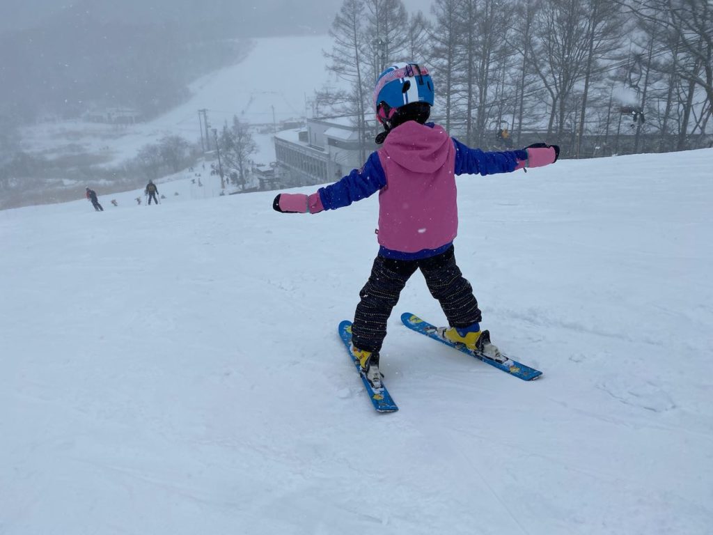 子供のスノーボードウェアは「つなぎ」か「ジャケットパンツ」か？〜Burton キッズウェアレビュー〜 スキーウェアにも - 48rider.com