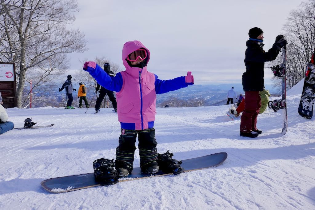 子供のスノーボードウェアは「つなぎ」か「ジャケットパンツ」か